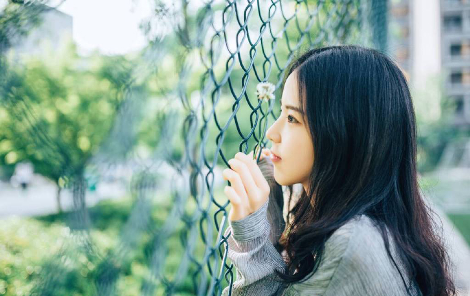 给自己时间，不要焦急，一步一步来，一日一日过，请相信生命的韧性是惊人的，跟自己向上的心去合作，不要放弃对自己的爱护。——三毛《亲爱的三毛》